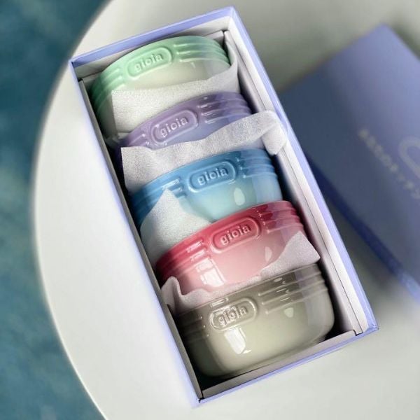 Hãy bày biện bàn ăn với Bộ 5 bát chấm Le Creuset Flora này và cùng ngắm nhìn bữa ăn thêm phần trọn vẹn.