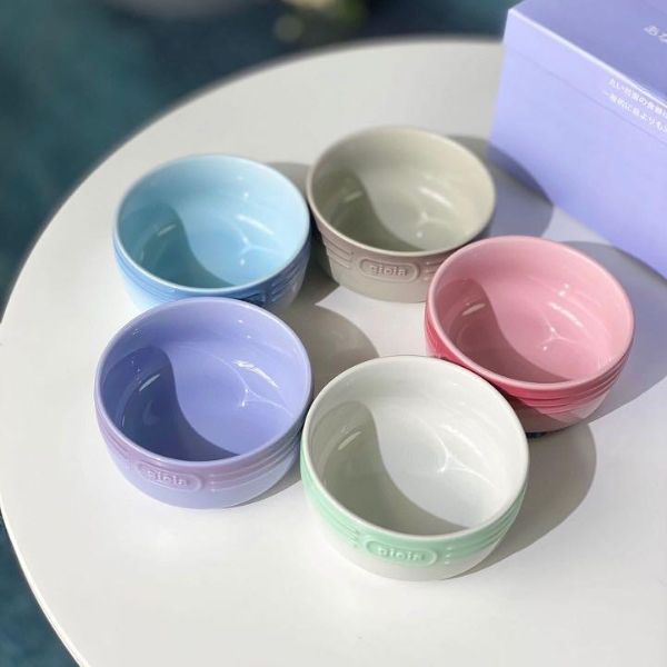 Hãy bày biện bàn ăn với Bộ 5 bát chấm Le Creuset Flora này và cùng ngắm nhìn bữa ăn thêm phần trọn vẹn.