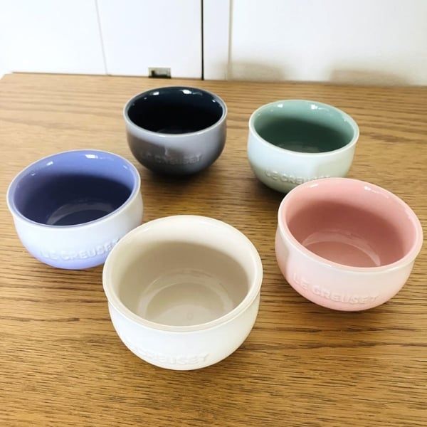 Hãy bày biện bàn ăn với Bộ 5 bát chấm Le Creuset Flora này và cùng ngắm nhìn bữa ăn thêm phần trọn vẹn.