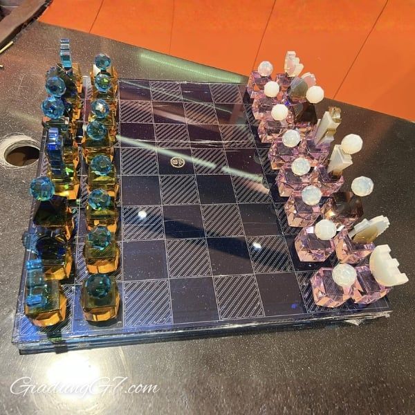 Nâng tầm trò chơi cờ vua của bạn với Bộ cờ vua pha lê Triumph - Reflections Copenhagen 41cm, một tác phẩm được chế tác tinh xảo với hình dáng thanh lịch vượt thời gian