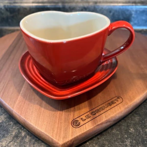 Bộ cốc kèm đĩa Le Creuset 220ml hình trái tim - Màu hồng/Đỏ