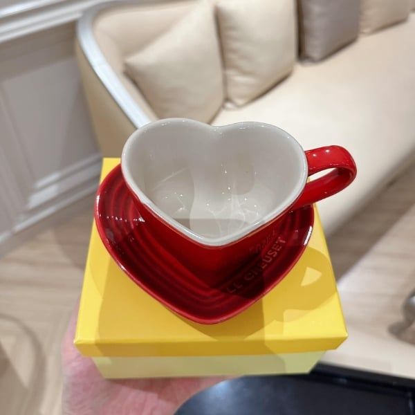 Bộ cốc kèm đĩa Le Creuset 220ml hình trái tim - Màu hồng/Đỏ