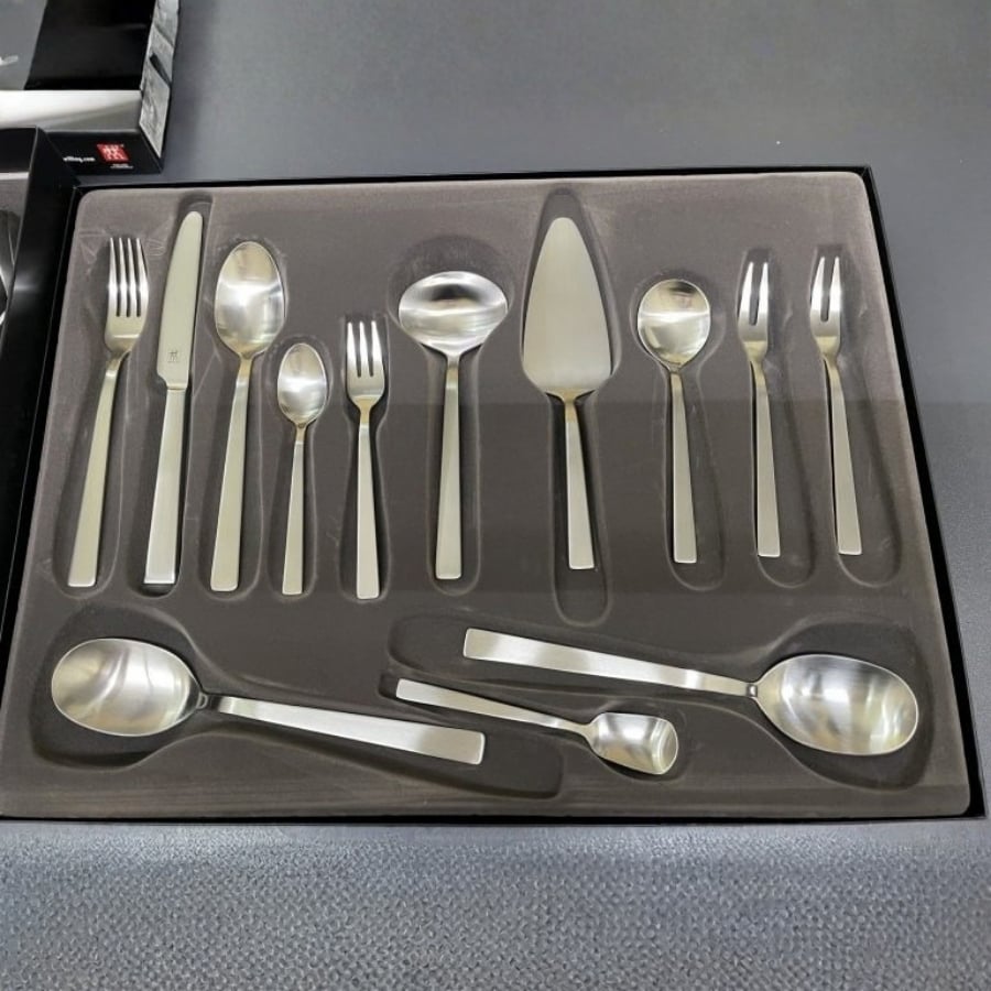 Bộ dao nĩa ZWILLING KING có thiết kế với những đường cong mềm mại và tay cầm uốn cong lên trên, phù hợp cho mọi dịp.