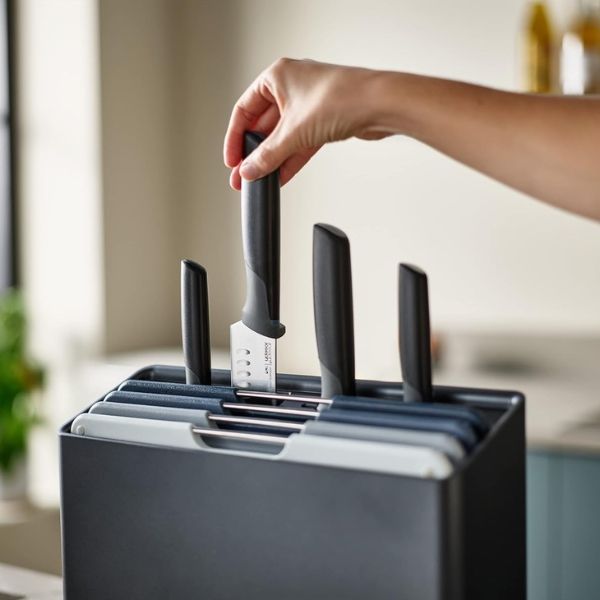 Bộ Dao Thớt Joseph Joseph Folio Plus 60216 bao gồm bốn thớt được mã hóa màu sắc cùng với bốn con dao tương ứng.