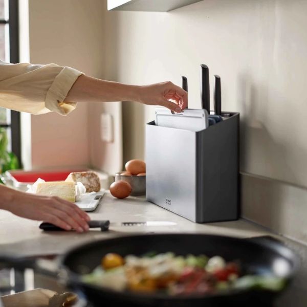 Bộ Dao Thớt Joseph Joseph Folio Plus 60216 Thiết kế nhiều tầng và thanh thép không gỉ trên các tấm ván giúp dễ dàng lựa chọn.