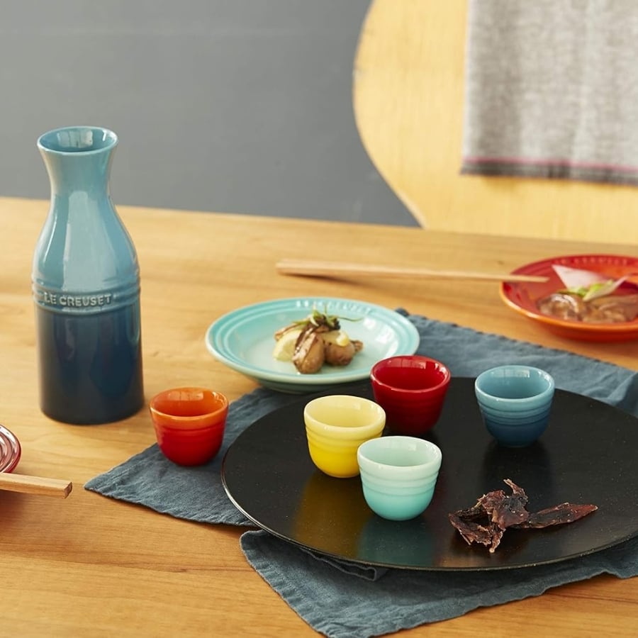 Le Creuset giới thiệu Bộ đựng rượu sake Le Creuset Ochoko cầu vồng với thiết kế đầy màu sắc và vui tươi