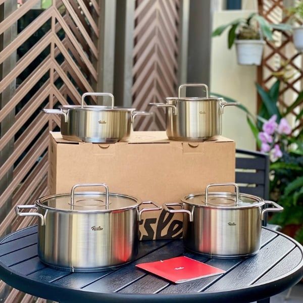 Bộ nồi Fissler Pure Collection 4 món nắp kính - 4 nồi là bộ nồi chuyên nghiệp, tuyệt đẹp được làm từ thép không gỉ được đánh bóng.