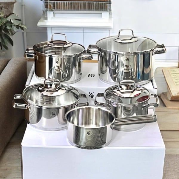 Bộ nồi WMF Belmonte 5 món Chất liệu: Thép không gỉ Cromargan 18/10