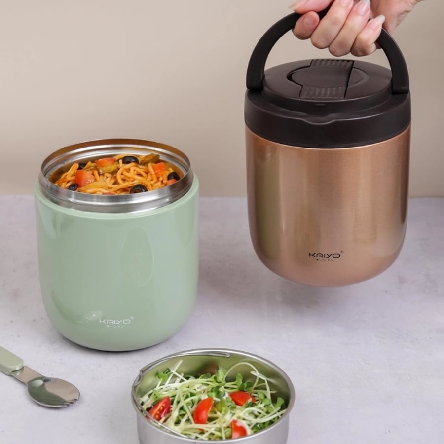 Cặp lồng giữ nhiệt 3 ngăn Kaiyo 1.3L sở hữu thiết kế 3 tầng thông minh với các ngăn riêng biệt giúp đựng cơm, món mặn và rau củ gọn gàng