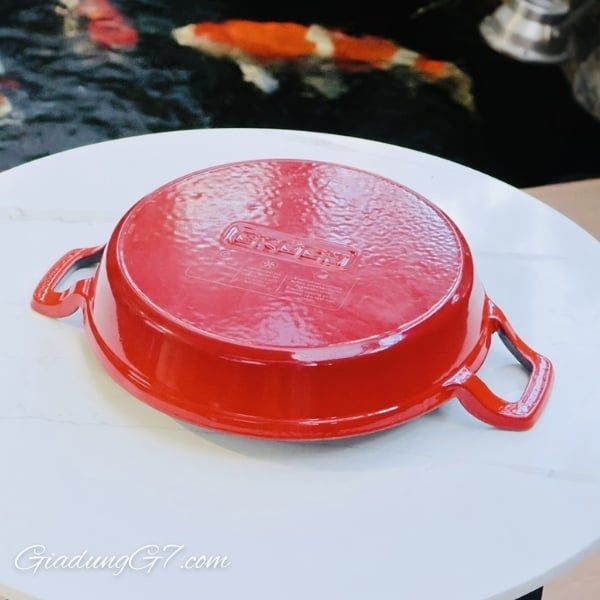 Chảo gang Gkoch size 24cm Gang đúc nguyên khối: Truyền nhiệt đều, giữ nhiệt lâu → món ăn chín kỹ, đậm đà