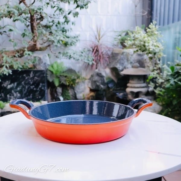 Chảo gang Gkoch size 24cm Gang đúc nguyên khối: Truyền nhiệt đều, giữ nhiệt lâu → món ăn chín kỹ, đậm đà