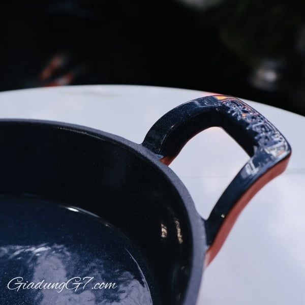 Chảo gang Gkoch size 24cm Gang đúc nguyên khối: Truyền nhiệt đều, giữ nhiệt lâu → món ăn chín kỹ, đậm đà