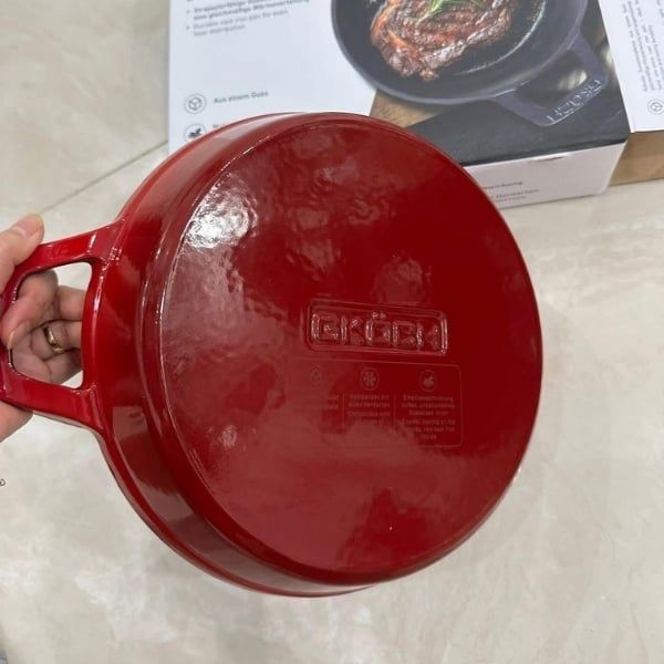 Chảo gang Gkoch size 24cm Gang đúc nguyên khối: Truyền nhiệt đều, giữ nhiệt lâu → món ăn chín kỹ, đậm đà