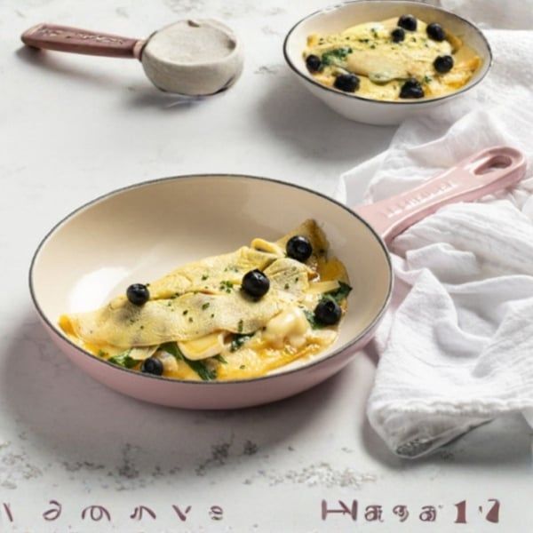 Chảo gang Le Creuset 24cm sản xuất tại Pháp này trong tầm tay để thực hiện các công việc nấu nướng hàng ngày.