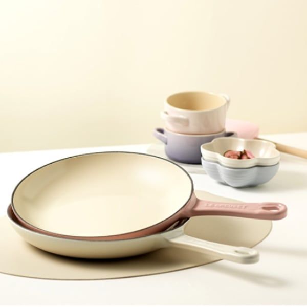 Chảo gang Le Creuset 24cm sản xuất tại Pháp này trong tầm tay để thực hiện các công việc nấu nướng hàng ngày.