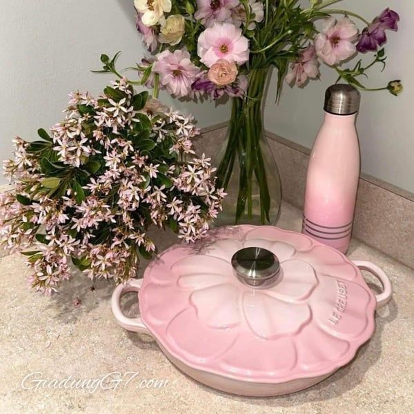 Chảo gang Le Creuset Petal Braiser có nắp 26cm màu hồng 2.2L