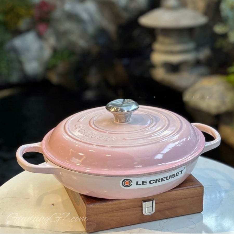 Nồi Chảo gang Le Creuset Signature Braiser 26cm 2.2L - Màu Hồng Được chế tác tại xưởng đúc gang nguyên bản của chúng tôi ở Pháp