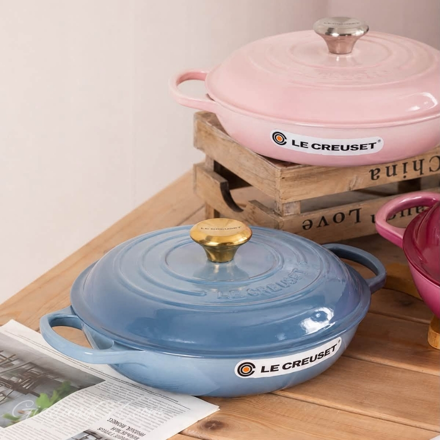 Nồi hầm bằng gang tráng men Le Creuset được thiết kế độc đáo để cung cấp nhiệt lượng ổn định
