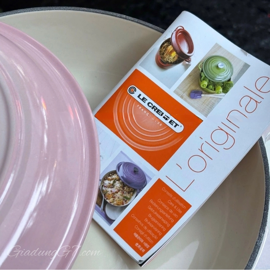 Nồi hầm bằng gang tráng men Le Creuset được thiết kế độc đáo để cung cấp nhiệt lượng ổn định