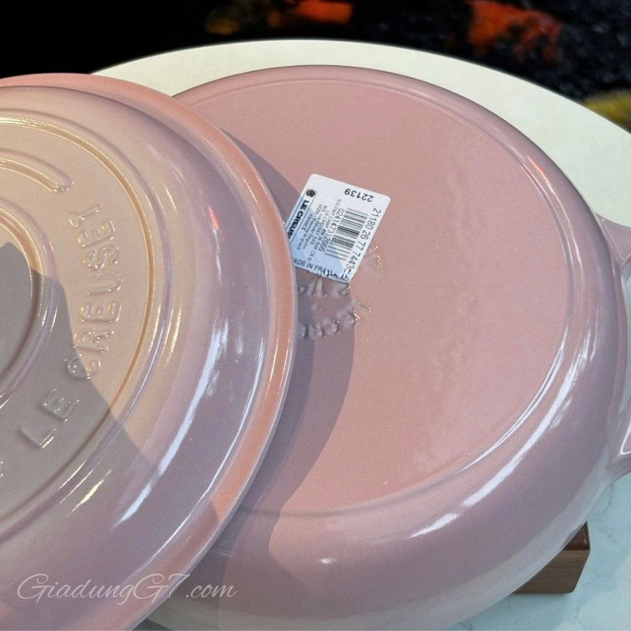 Nồi hầm bằng gang tráng men Le Creuset được thiết kế độc đáo để cung cấp nhiệt lượng ổn định