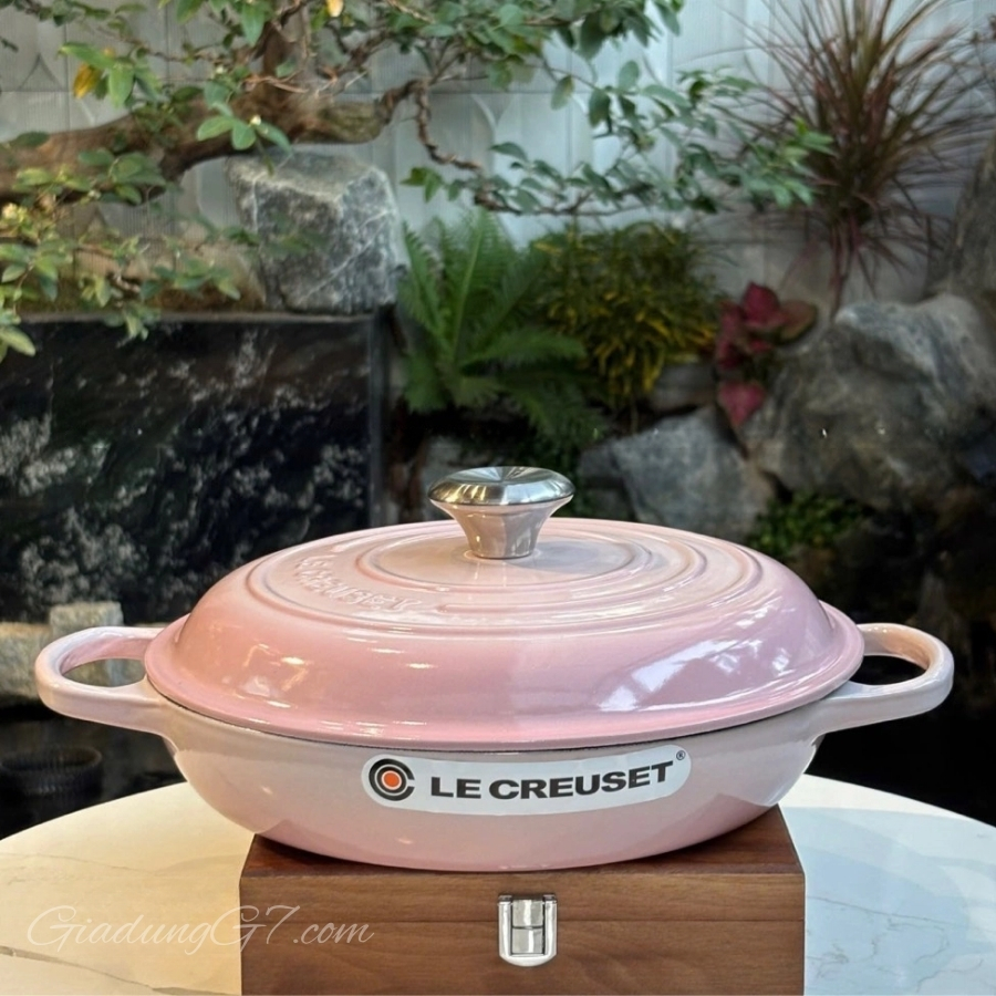 Chảo gang Le Creuset Signature Braiser 26cm 2.2L Luôn giữ được sự thoải mái: núm vặn chịu nhiệt (lên đến 260°C)