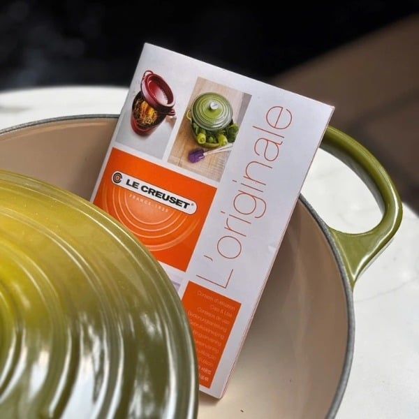 Chảo gang oval Le Creuset Oblong 31cm Màu xanh Oliu Gang tráng men mang lại khả năng phân bổ và giữ nhiệt vượt trội.