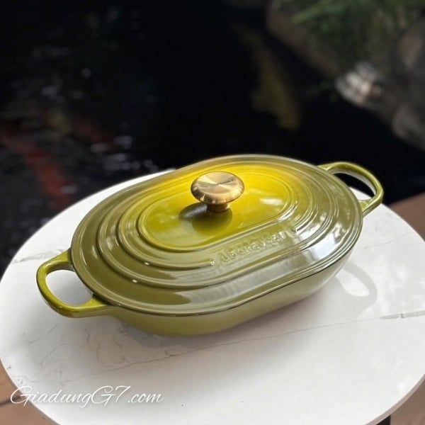 Chảo gang Le Creuset Oblong 31cm có nắp hình oval màu Màu xanh Oliu Hoàn hảo để xào, chiên sơ, hấp và phục vụ trực tiếp các món ăn lên bàn