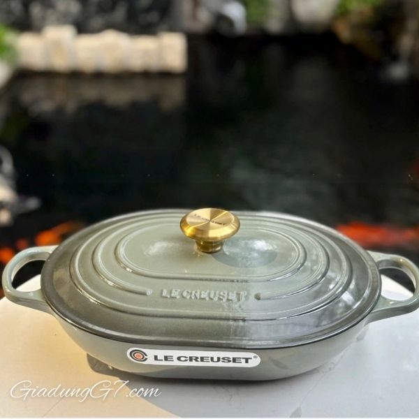 Chảo gang oval Le Creuset Oblong 31cm Màu Xanh Xám Gang tráng men mang lại khả năng phân bổ và giữ nhiệt vượt trội.