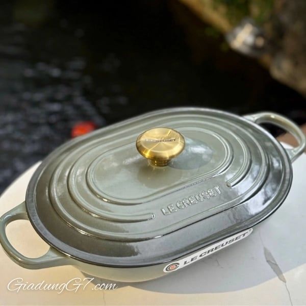 Chảo gang Le Creuset Oblong 31cm có nắp hình oval Màu Xanh Xám Hoàn hảo để xào, chiên sơ, hấp và phục vụ trực tiếp các món ăn lên bàn