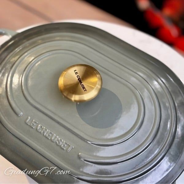 Chảo gang oval Le Creuset Oblong 31cm Được chế tác thủ công từ gang bền bỉ tại Xưởng đúc Le Creuset