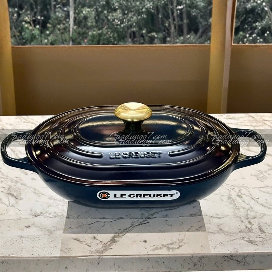 Chảo gang oval Le Creuset Oblong 31cm Gang tráng men mang lại khả năng phân bổ và giữ nhiệt vượt trội.
