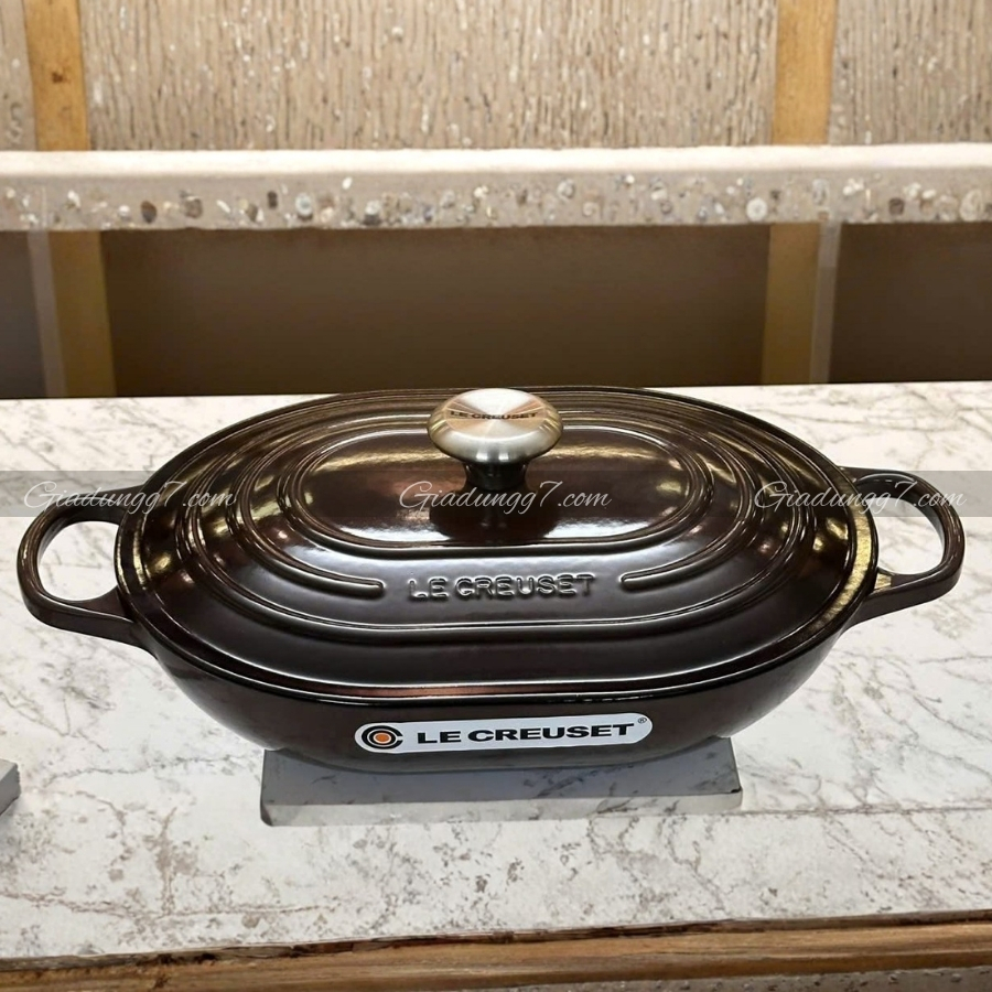 Chảo gang Le Creuset Oblong 31cm có nắp hình oval màu nâu Socola Hoàn hảo để xào, chiên sơ, hấp và phục vụ trực tiếp các món ăn lên bàn