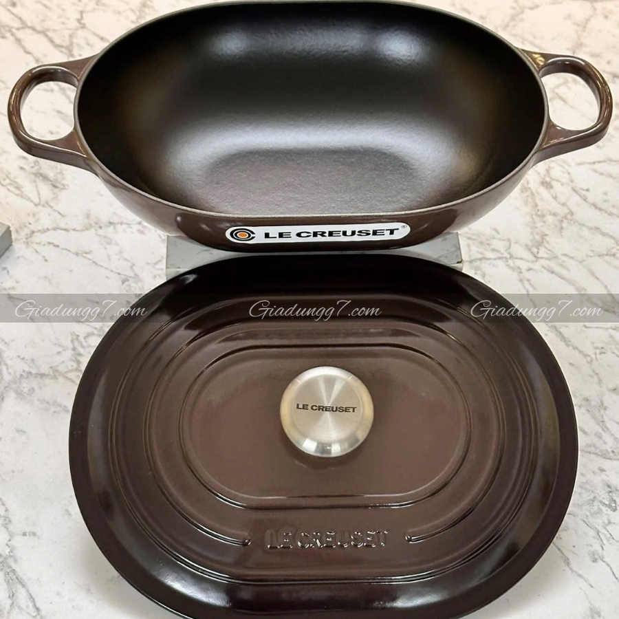 Chảo gang oval Le Creuset Oblong 31cm Gang tráng men mang lại khả năng phân bổ và giữ nhiệt vượt trội.