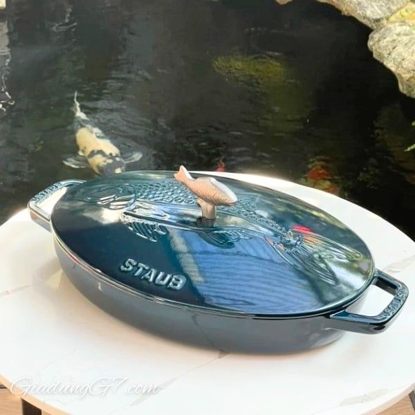 Chảo gang oval Staub nắp cá 32cm tráng men kiểu Pháp có những đặc tính nấu nướng tuyệt vời tương tự như nồi Cocotte