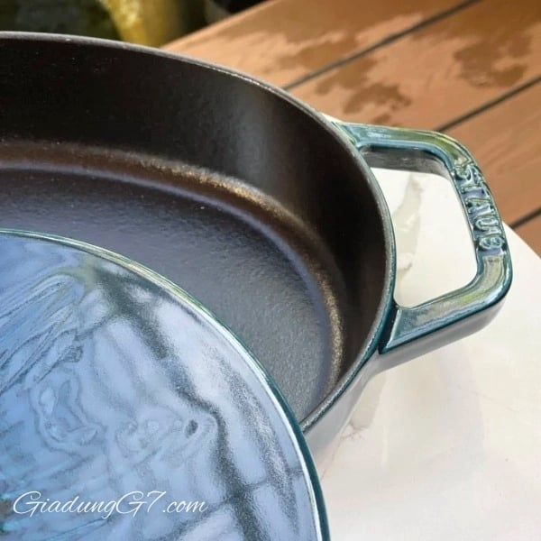 Chảo gang oval Staub nắp cá 32cm tráng men kiểu Pháp có những đặc tính nấu nướng tuyệt vời tương tự như nồi Cocotte