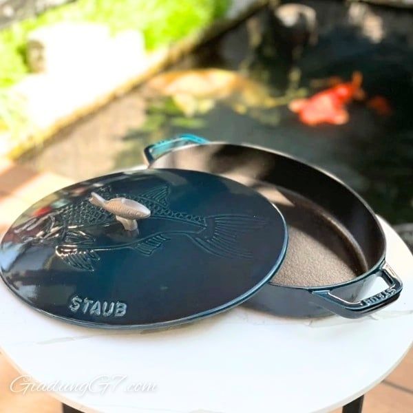 Chảo gang oval Staub nắp cá 32cm tráng men kiểu Pháp có những đặc tính nấu nướng tuyệt vời tương tự như nồi Cocotte