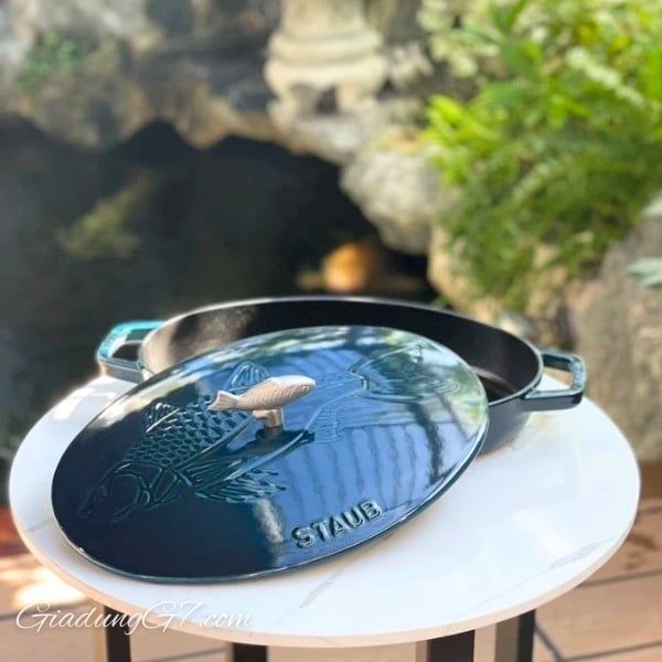 Chảo gang oval Staub nắp cá 32cm tráng men kiểu Pháp có những đặc tính nấu nướng tuyệt vời tương tự như nồi Cocotte