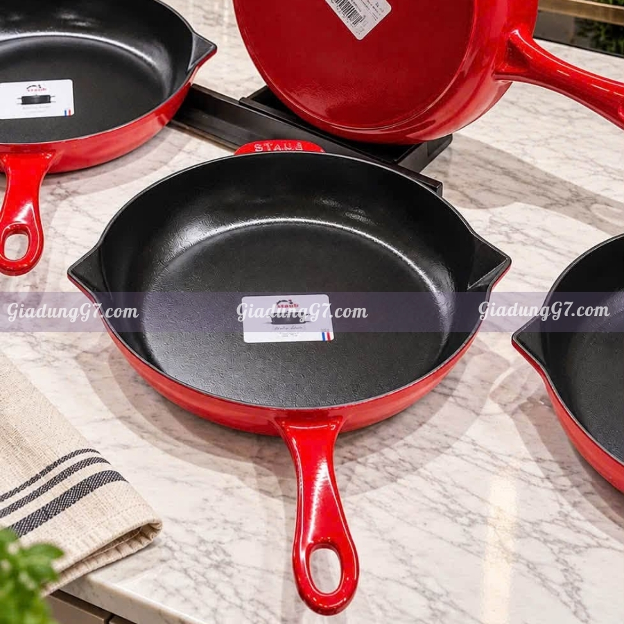 Chảo gang Staub 26cm Men Majolica: bóng loáng, màu sắc đậm đà.