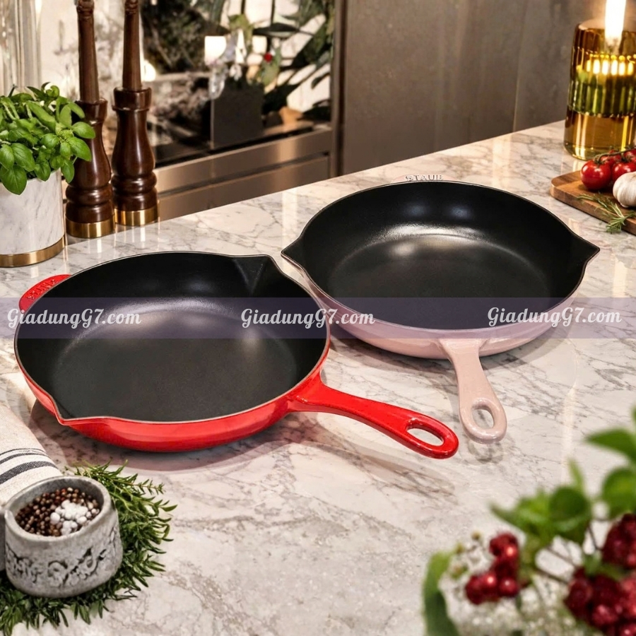 Chảo gang Staub 26cm được làm từ gang nguyên khối. Gang nổi tiếng với khả năng giữ nhiệt tuyệt vời và phân bổ nhiệt đều, từ từ
