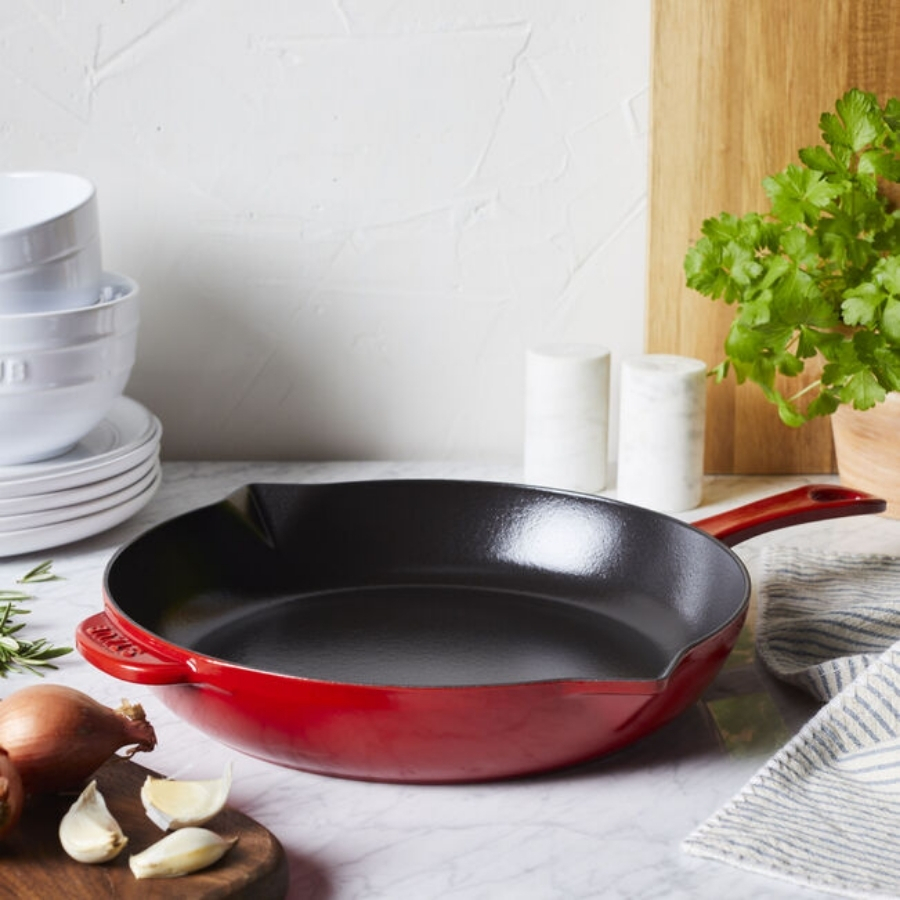 Chảo gang Staub 26cm đen mờ với bề mặt có kết cấu đặc biệt