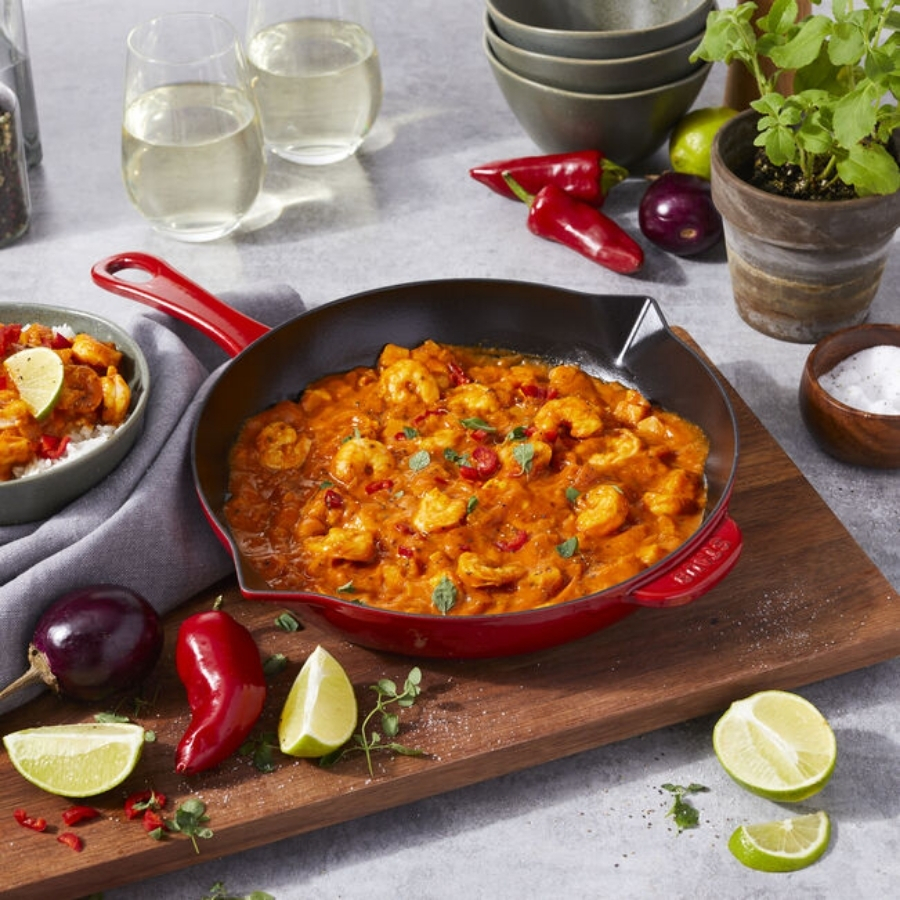 Chảo gang Staub 26cm Phù hợp cho việc chế biến món ăn hàng ngày; tối ưu cho các món nấu ở nhiệt độ cao. Khẩu phần dành cho 2-3 người.