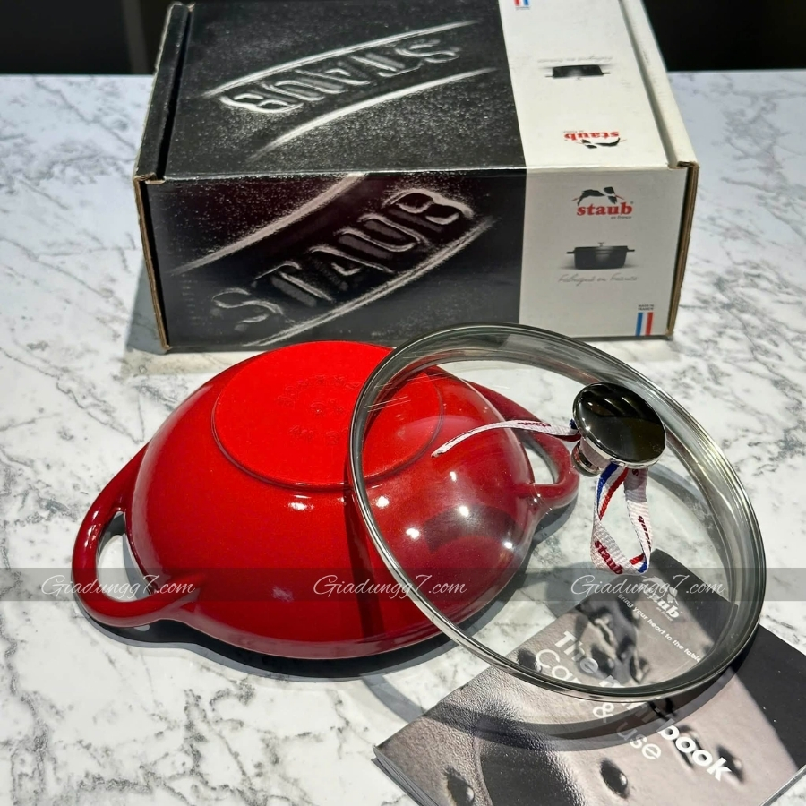 Chảo gang Staub Wok 16cm 0.65L đã tận dụng đặc tính giữ và phân phối nhiệt tự nhiên của gang