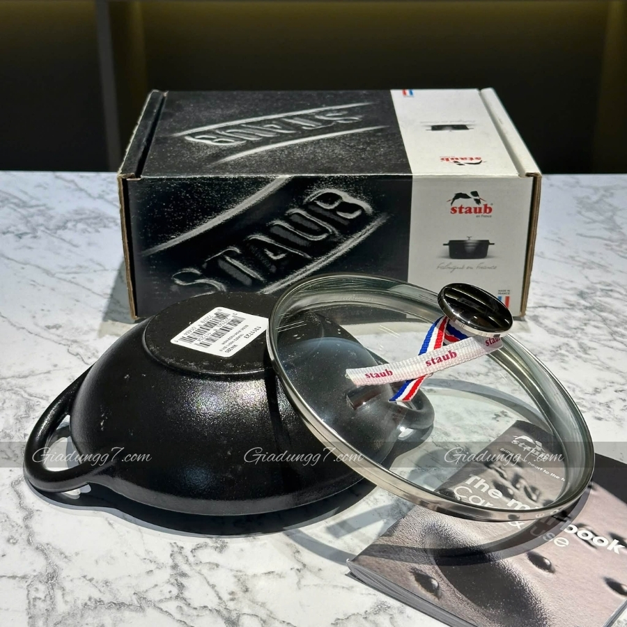 Chảo gang Staub Wok 16cm 0.65L đã tận dụng đặc tính giữ và phân phối nhiệt tự nhiên của gang