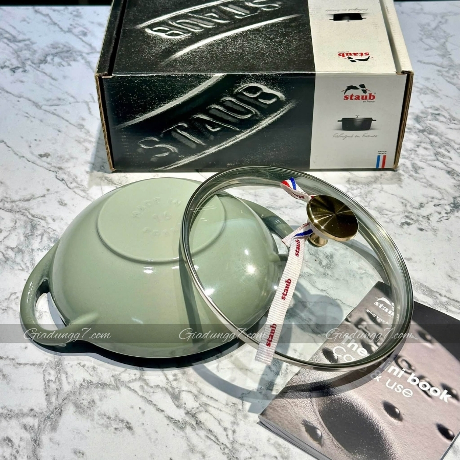 Chảo gang Staub Wok 16cm 0.65L đã tận dụng đặc tính giữ và phân phối nhiệt tự nhiên của gang