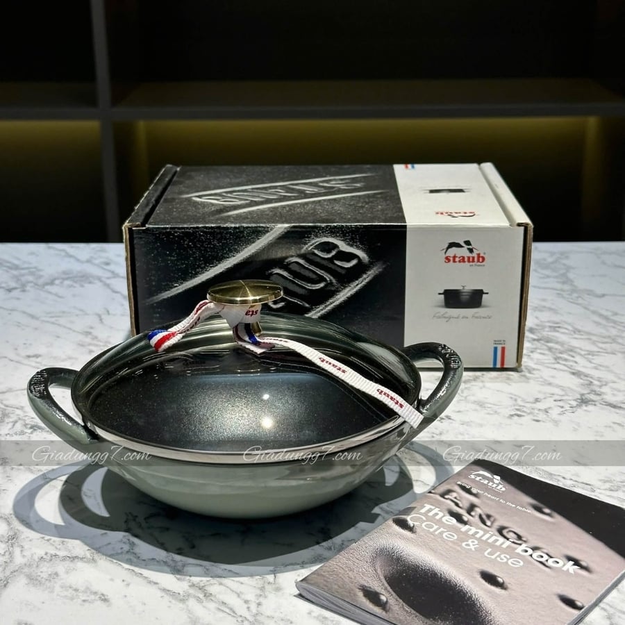 Chảo gang sâu lòng Staub Wok 16cm 0.65L Nắp thủy tinh