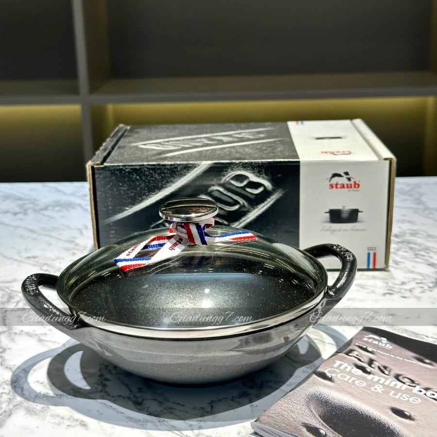 Chảo gang sâu lòng Staub Wok 16cm 0.65L Nắp thủy tinh