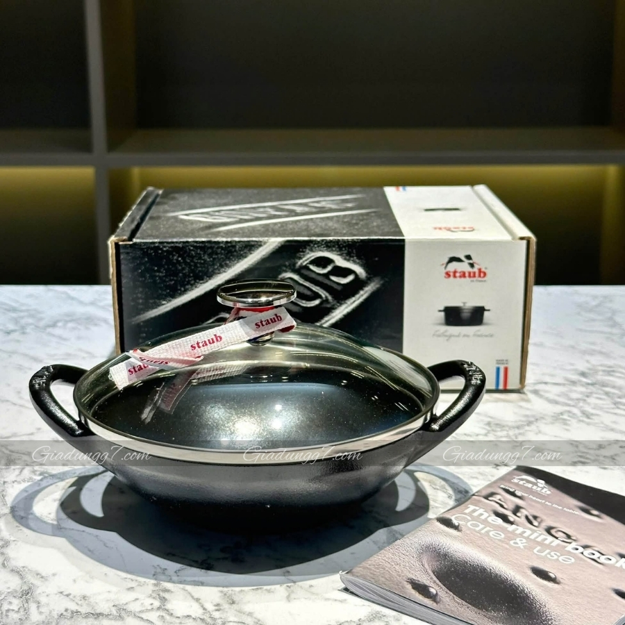Chảo gang sâu lòng Staub Wok 16cm 0.65L Nắp thủy tinh