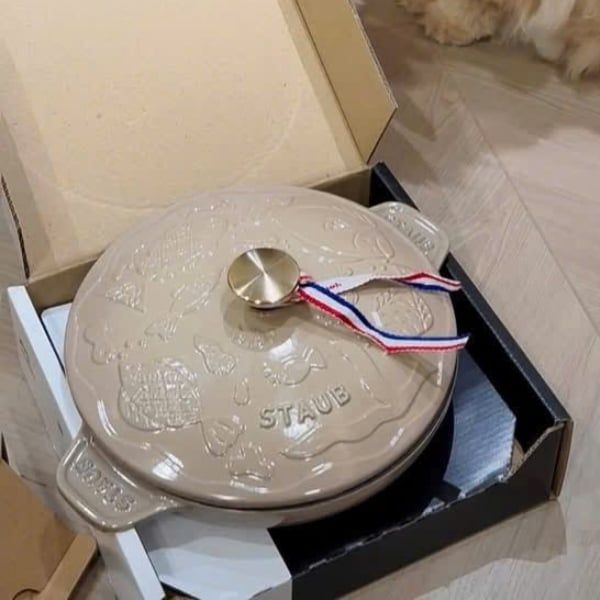 Chảo gang tròn Staub Ocean 20cm 0.75L là loại chảo nông, hoàn hảo để bày biện trên bàn ăn.