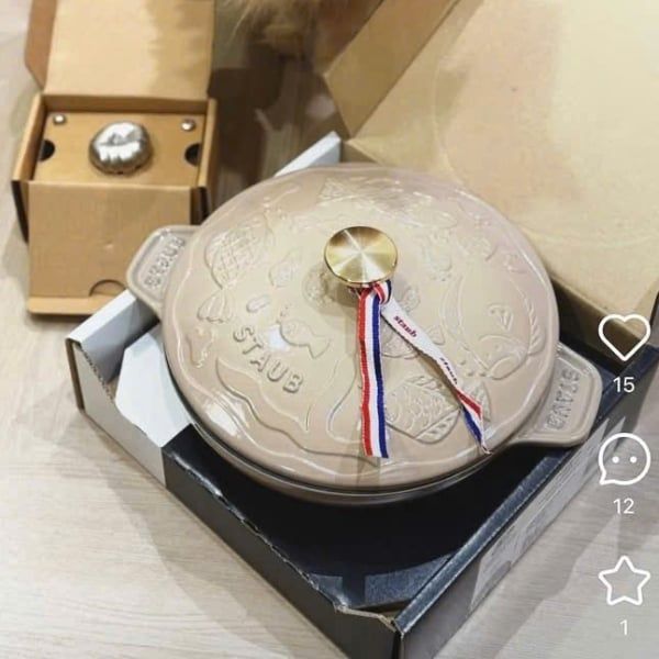 Chảo gang tròn Staub Ocean 20cm 0.75L Cấu trúc gang bền với lớp tráng men rực rỡ.