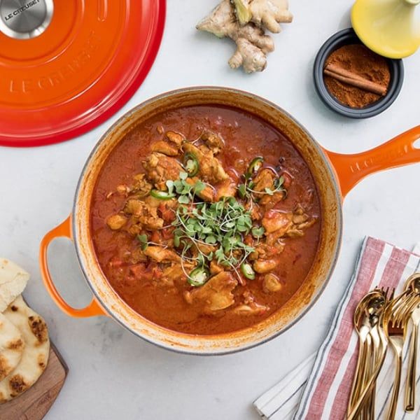 Chảo Le Creuset Evolution Cassadou 26cm có nắp Gang tráng men mang lại khả năng phân bổ và giữ nhiệt vượt trội.
